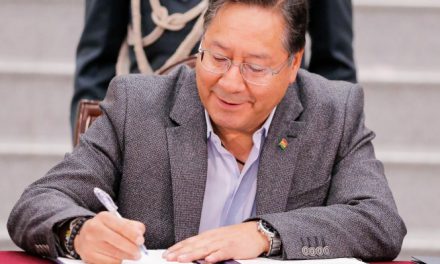 Arce promulga la ley para importación directa de combustible; advierte un precio “más elevado”