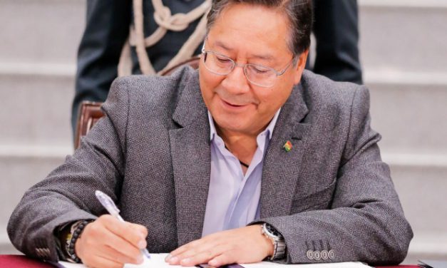 Arce promulga la ley para importación directa de combustible; advierte un precio “más elevado”