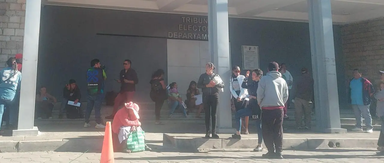 Segunda vuelta: Trámite para el certificado de impedimento arranca con filas