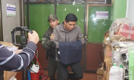 Pasó la noche en celdas a la espera de la cautelar: Flores dice que tiene los descargos para demostrar su inocencia