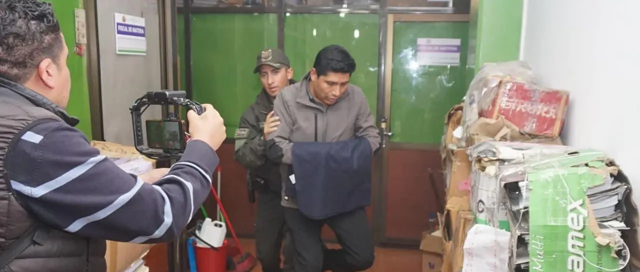 Pasó la noche en celdas a la espera de la cautelar: Flores dice que tiene los descargos para demostrar su inocencia