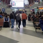 Viajeros reportan aumento en el precio de pasajes en la Terminal de Buses de La Paz; operadoras dicen que no hay diésel