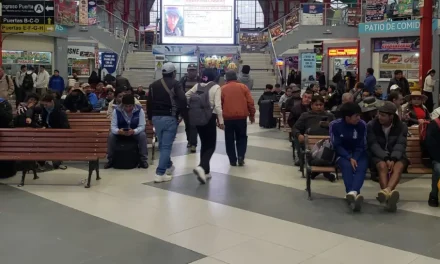 Viajeros reportan aumento en el precio de pasajes en la Terminal de Buses de La Paz; operadoras dicen que no hay diésel