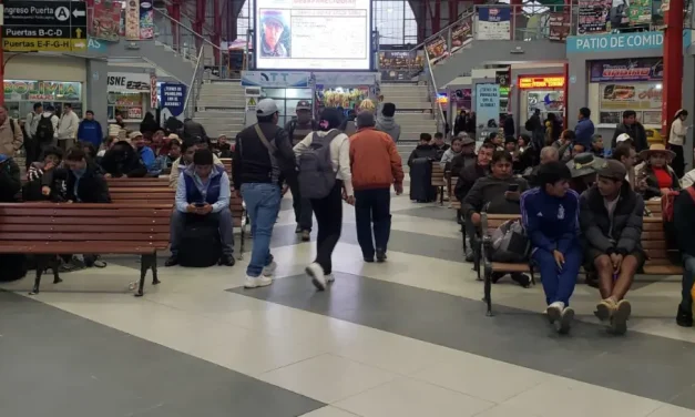 Viajeros reportan aumento en el precio de pasajes en la Terminal de Buses de La Paz; operadoras dicen que no hay diésel