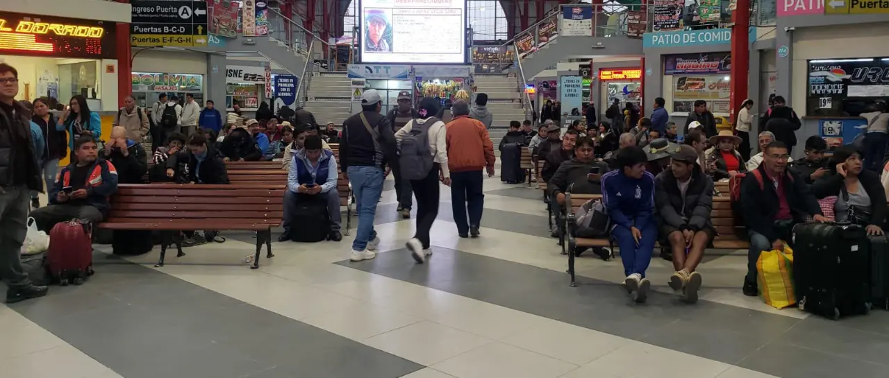 Viajeros reportan aumento en el precio de pasajes en la Terminal de Buses de La Paz; operadoras dicen que no hay diésel