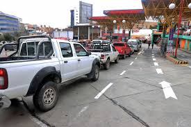 “La situación se agrava”: Largas filas para conseguir diésel y gasolina en el eje troncal del país