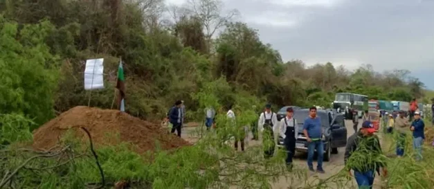 Pobladores de Abapó bloquean ruta hacia Argentina y exigen diálogo con el gobernador Camacho