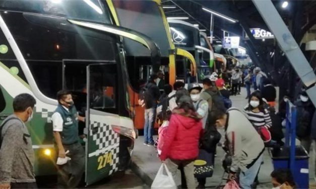 Escasez de combustible reduce salidas de flotas y duplica precio de los pasajes