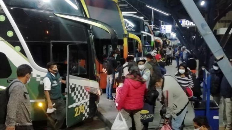 Escasez de combustible reduce salidas de flotas y duplica precio de los pasajes