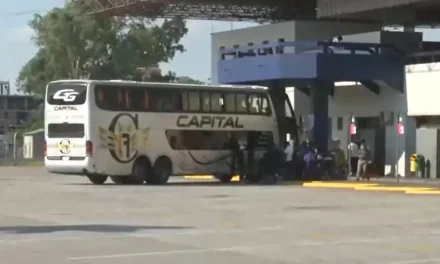 Viajes de última hora y filas por combustible marcan la previa del balotaje de este domingo