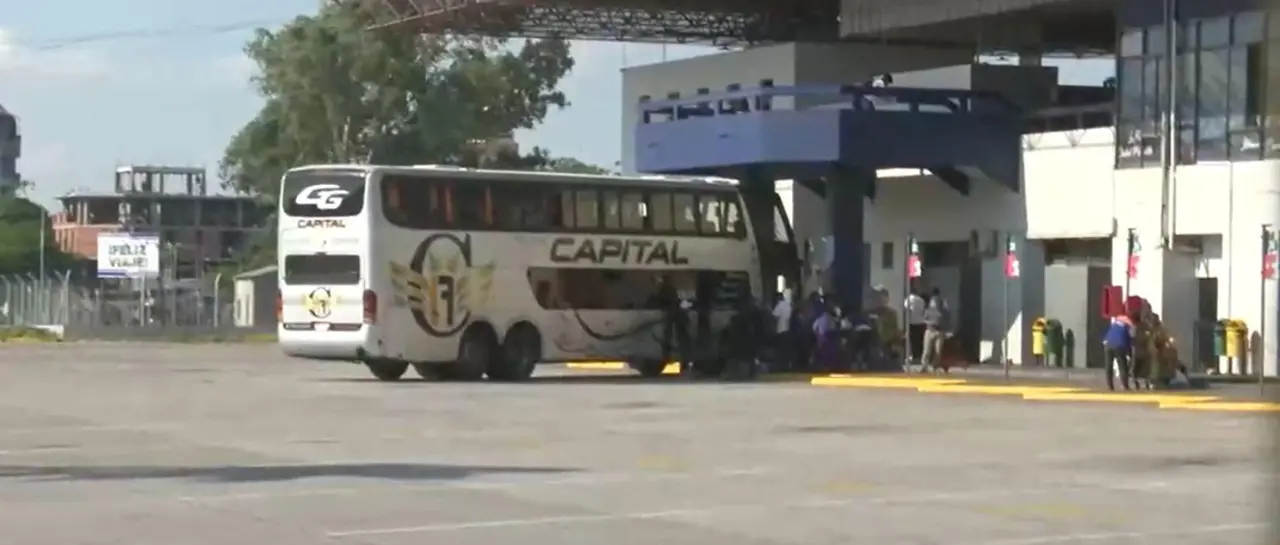 Viajes de última hora y filas por combustible marcan la previa del balotaje de este domingo