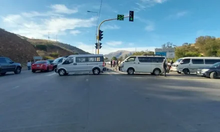 Transportistas de Cochabamba bloquean las rutas al oriente y al occidente en demanda de combustible