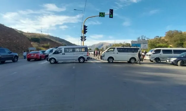 Transportistas de Cochabamba bloquean las rutas al oriente y al occidente en demanda de combustible