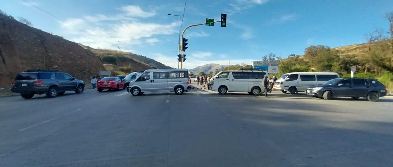 Transportistas de Cochabamba bloquean las rutas al oriente y al occidente en demanda de combustible