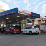 Las filas por combustible no desaparecen pese a los compromisos de abastecimiento de YPFB y el Gobierno