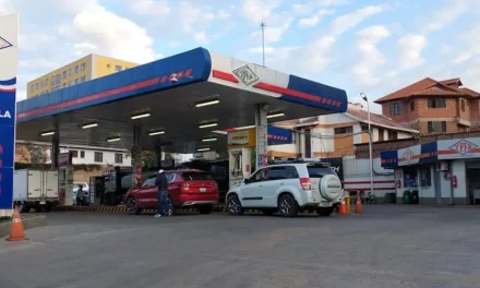 Las filas por combustible no desaparecen pese a los compromisos de abastecimiento de YPFB y el Gobierno