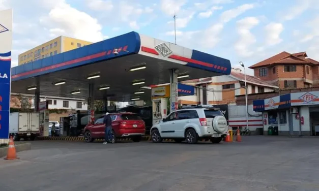 Las filas por combustible no desaparecen pese a los compromisos de abastecimiento de YPFB y el Gobierno