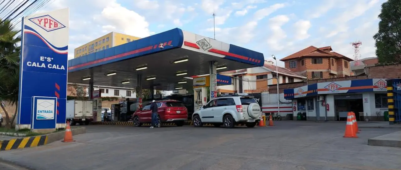 Las filas por combustible no desaparecen pese a los compromisos de abastecimiento de YPFB y el Gobierno