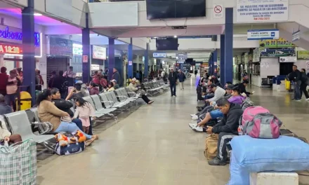 Pasajeros denuncian incremento de precio en los pasajes en puertas del feriado por Todos Santos