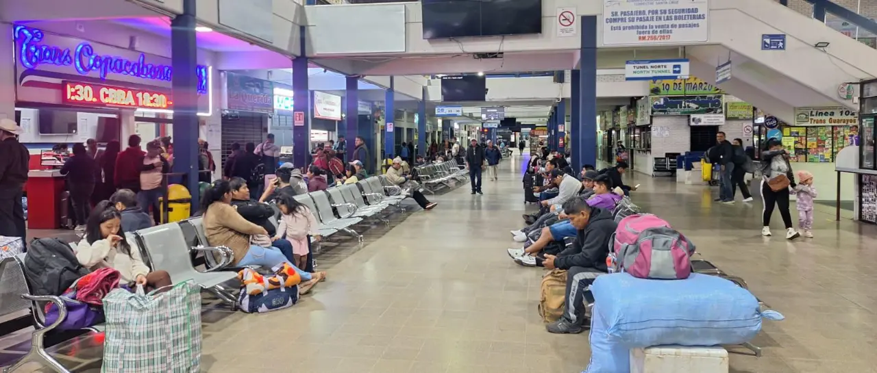 Pasajeros denuncian incremento de precio en los pasajes en puertas del feriado por Todos Santos