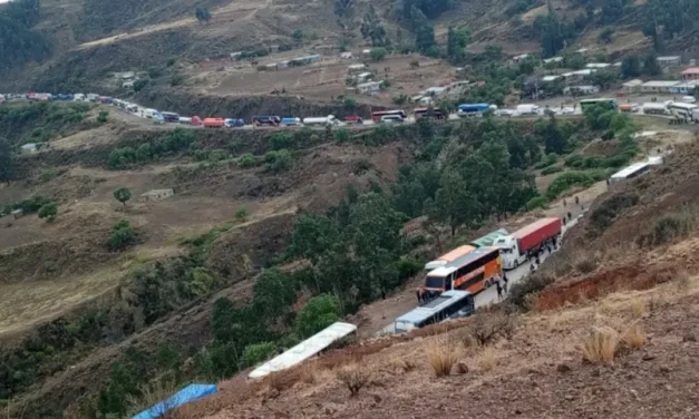 Derrumbe vuelve a suspender salidas desde La Paz hacia Cochabamba y Santa Cruz