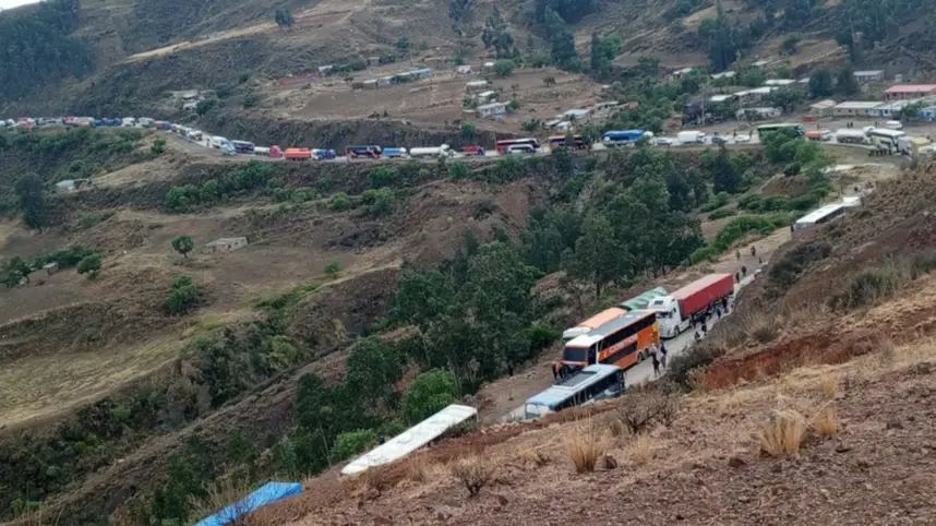 Derrumbe vuelve a suspender salidas desde La Paz hacia Cochabamba y Santa Cruz