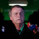 Bolsonaro intentó romper su tobillera electrónica para fugarse, según la justicia de Brasil