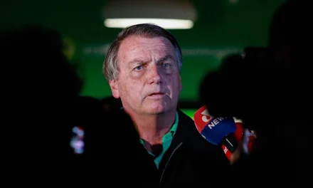 Bolsonaro intentó romper su tobillera electrónica para fugarse, según la justicia de Brasil