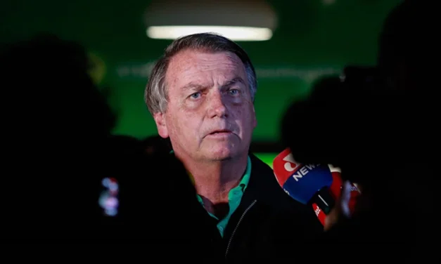 Bolsonaro intentó romper su tobillera electrónica para fugarse, según la justicia de Brasil