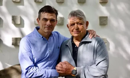 Jaime Paz Zamora llega a La Paz para asistir a la posesión presidencial de su hijo Rodrigo