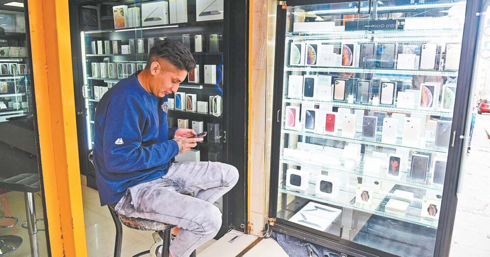 Celulares y electrodomésticos bajan de precio y comerciantes lo atribuyen a la caída del dólar en el mercado paralelo 
