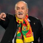 Con flores blancas, así dan el último adiós a Azkargorta, el hombre que llevó a Bolivia al Mundial de 1994 