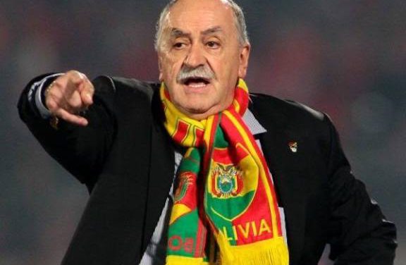 Con flores blancas, así dan el último adiós a Azkargorta, el hombre que llevó a Bolivia al Mundial de 1994 