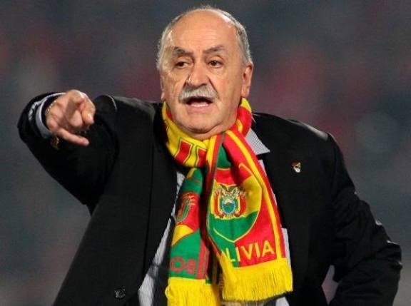 Con flores blancas, así dan el último adiós a Azkargorta, el hombre que llevó a Bolivia al Mundial de 1994 