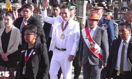 Vicepresidente Lara participa de la ofrenda floral e iza de la bandera en homenaje a los 215 años de la gesta libertaria de Potosí