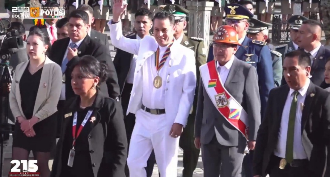 Vicepresidente Lara participa de la ofrenda floral e iza de la bandera en homenaje a los 215 años de la gesta libertaria de Potosí