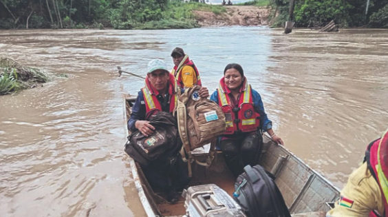 Las riadas cubren cultivos, viviendas y caminos; siguen las evacuaciones de familias