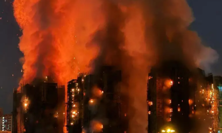 Al menos 36 muertos y casi 300 desaparecidos deja un incendio que arrasa un complejo residencial de Hong Kong