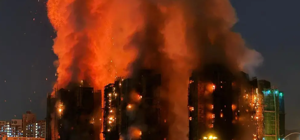 Al menos 36 muertos y casi 300 desaparecidos deja un incendio que arrasa un complejo residencial de Hong Kong