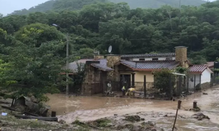 Declaran desastre en Samaipata por efectos naturales por los destrozos tras el desborde del río que dejó desaparecidos