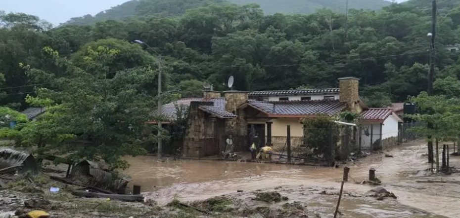 Declaran desastre en Samaipata por efectos naturales por los destrozos tras el desborde del río que dejó desaparecidos
