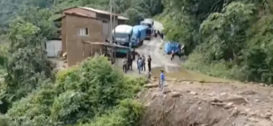 Decenas de familias se encuentran aisladas por siete derrumbes en la carretera a los Yungas