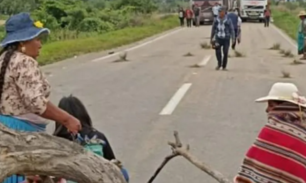 Cochabamba: Comunarios de Villa Tunari bloquean la ruta a Santa Cruz
