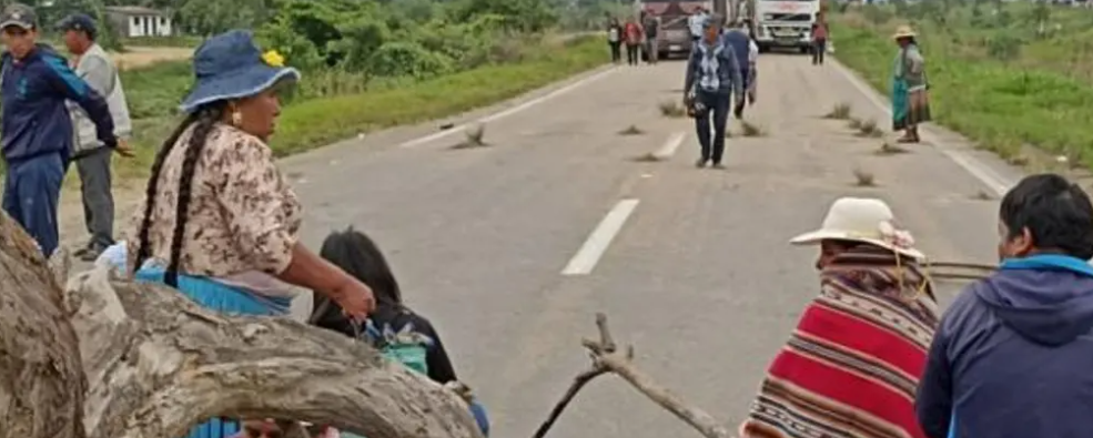 Cochabamba: Comunarios de Villa Tunari bloquean la ruta a Santa Cruz