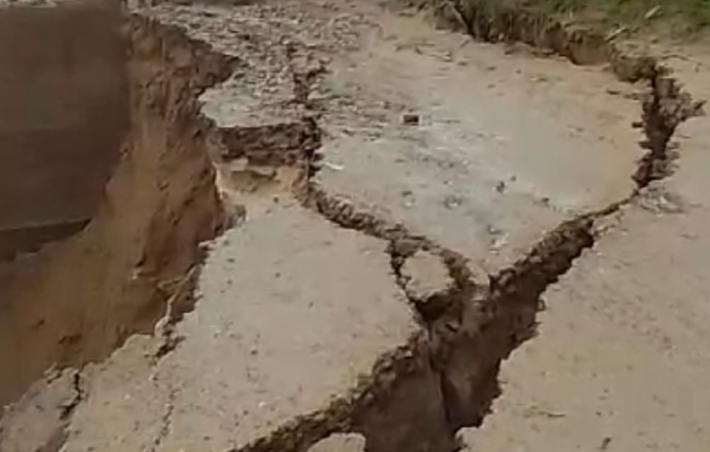 Camacho advierte que viajeros arriesgan sus vidas en carreteras afectadas por lluvias