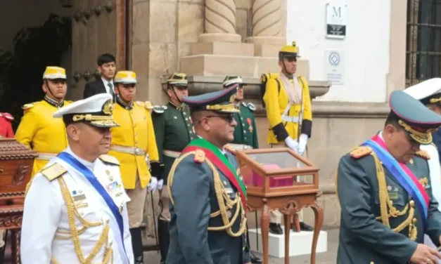 Fuerzas Armadas realizan el reconocimiento de Rodrigo Paz como presidente y le entregan la medalla del Bicentenario