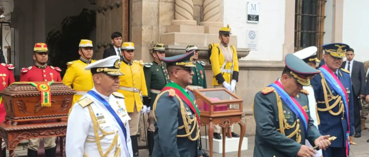 Fuerzas Armadas realizan el reconocimiento de Rodrigo Paz como presidente y le entregan la medalla del Bicentenario