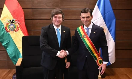 Milei ofrece todo el apoyo de Argentina a Paz y queda fascinado con la “bolivianita” que recibió de regalo
