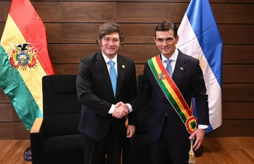 Milei ofrece todo el apoyo de Argentina a Paz y queda fascinado con la “bolivianita” que recibió de regalo