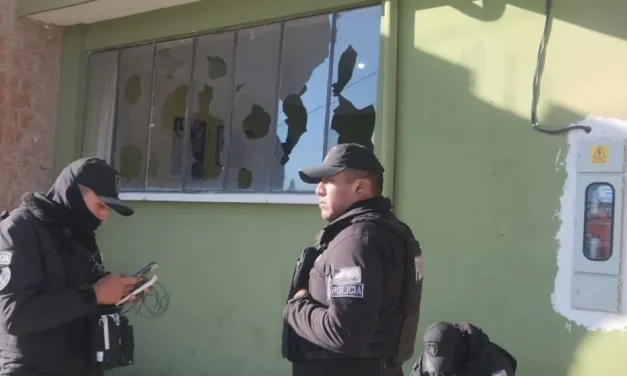 Denuncian que encapuchados atacaron la Jefatura Policial de Patacamaya y causaron destrozos